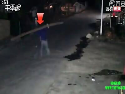 Man on his bike was hit by a large pole in Jiangxi