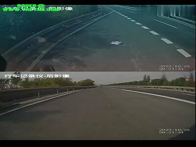 Truck crashed on the Handuan Expressway