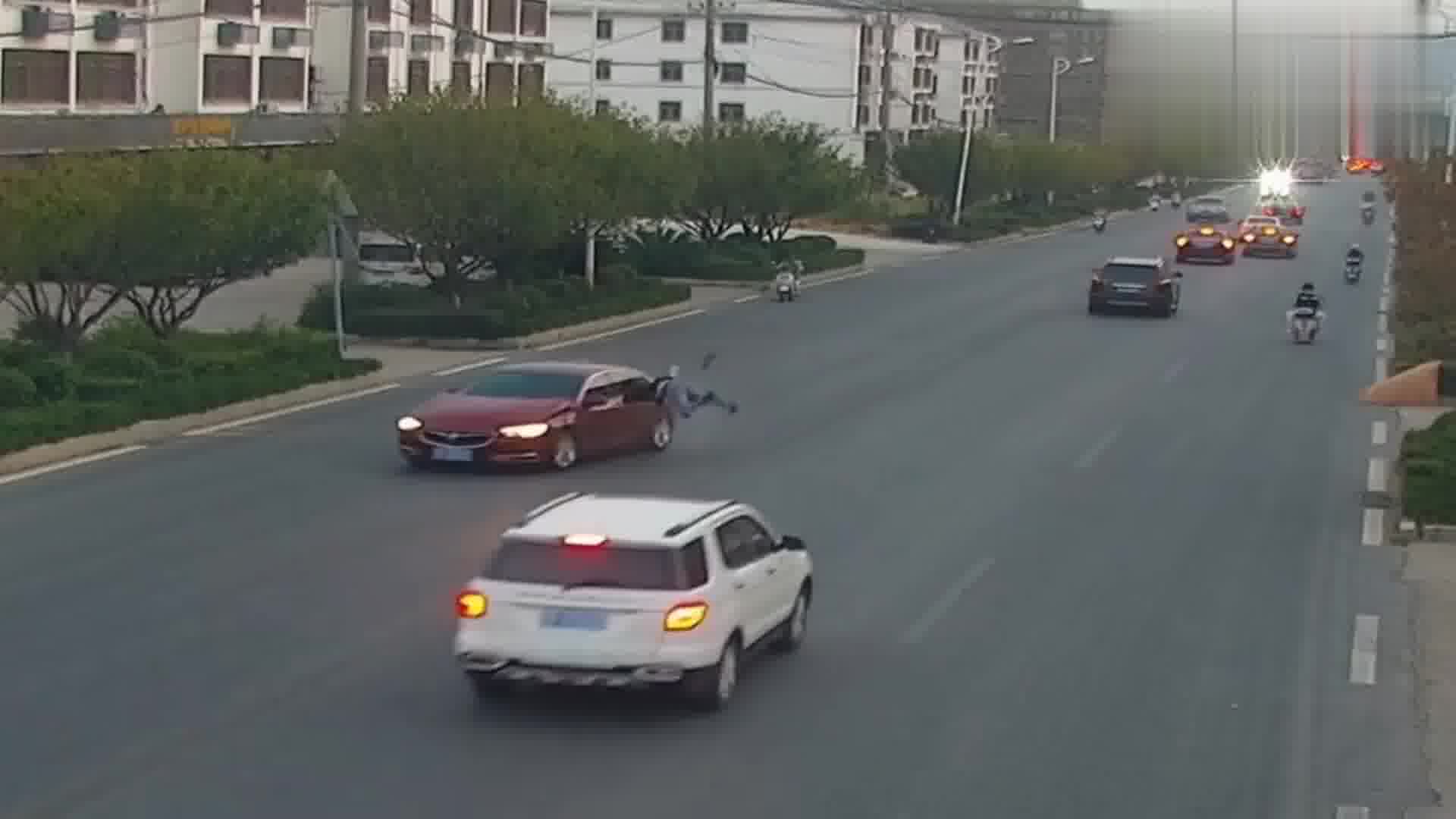 Man was hit by a car in Fuzhou