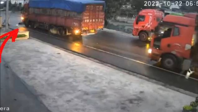 Elderly Li was knocked down by lu truck in Jiang'an