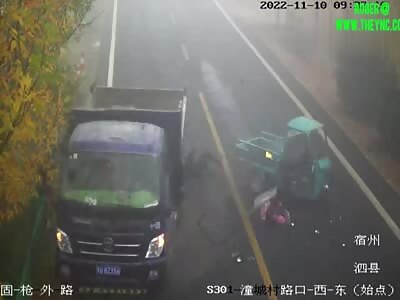 A truck crashed into dongs electric tricycle on the Provincial Highway 304