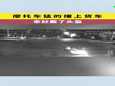 Man on a motorcycle crashed into a truck in Jinhua