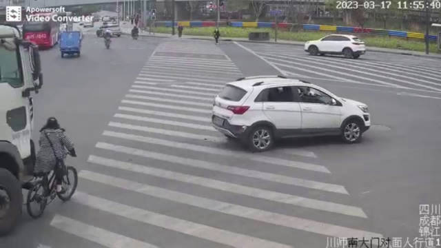 Miss.Luo was dragged under a truck in Chengdu City