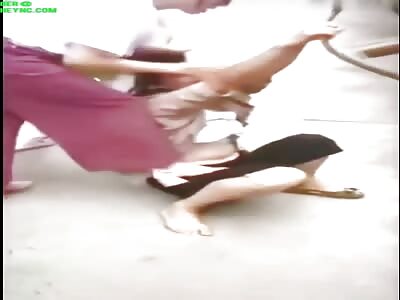 a mistress was humiliated by the husband’s wife in Guangdong 