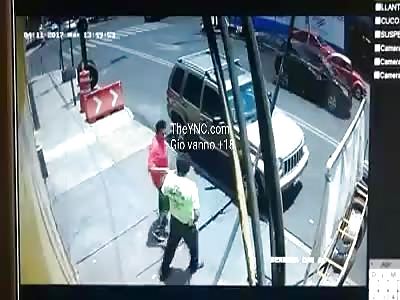 Cae abuela de camiÃ³n en movimiento cctv