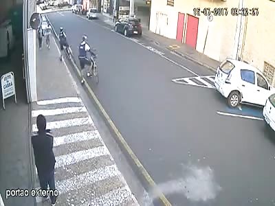 Thug shoots cops dead in the street