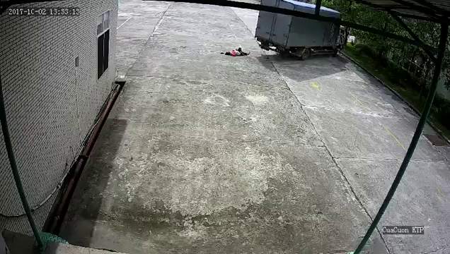 Woman Gets Killed by a Truck and Everyone Wants to See