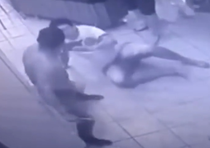 Man Gets Fatally Stabbed in Brawl and Drops Dead