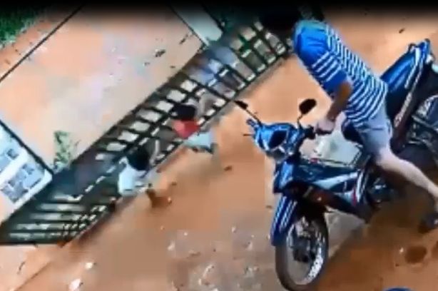 Two Kids Feel the Wrath of a Heavy Gate