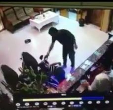 Man Quickly Kills Assailant Who Grabs Him in a Headlock