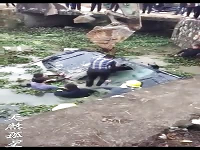 Girl Drowned to Death in Her Car..gets CPR while Crane pulls her out of the Water 