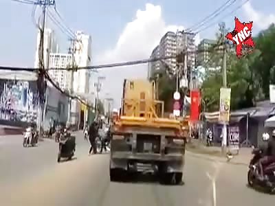 Street fight and man crushed by truck