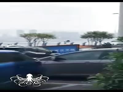 suicide, the woman jumps off the bridge