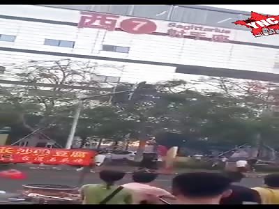 China, street vendors fight over the site