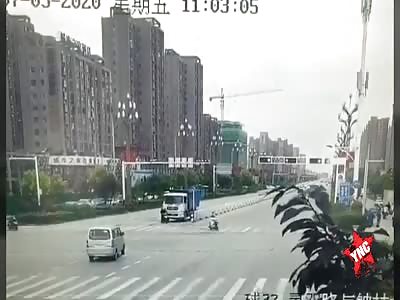 A damn to go out on a motorcycle, crushed by truck