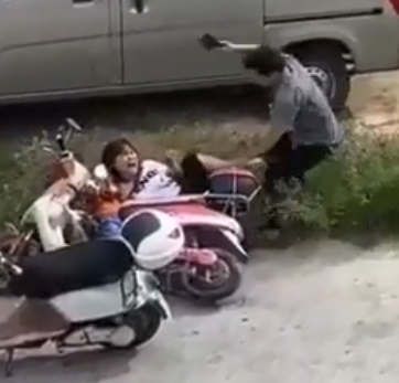 Man Suffering From Mental illness Ruthless Attacks Woman with Meat Cleaver in China