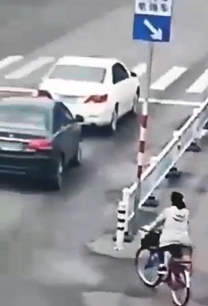 Risk Taking Girl on her Bike Dies During Rush Hour.