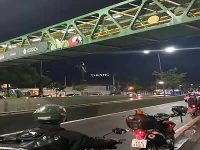 Man hangs himself on the walkway in the middle of the avenue