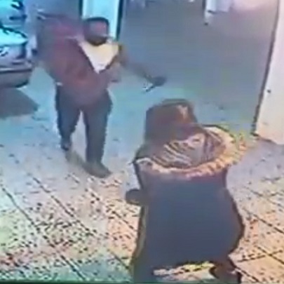Lunatic Kills Woman With Huge Knife
