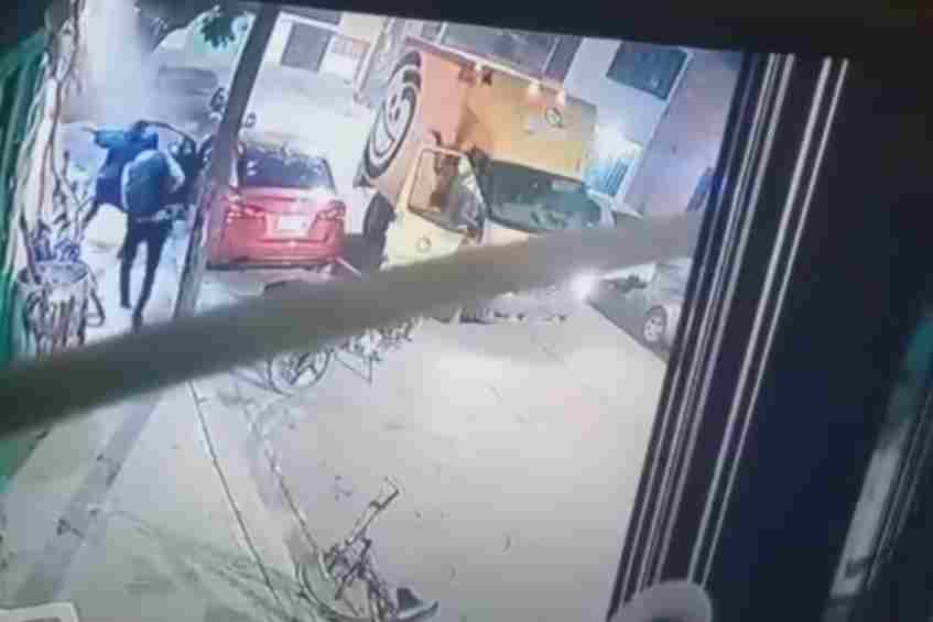 Armed attack by assassins disguised in a sabritas car