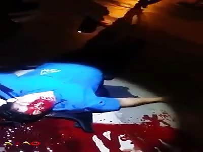 Man agonizes, receives a shot in the face, his death is slow ....