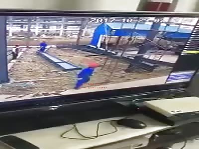 Short video, a worker falls from a scaffold.