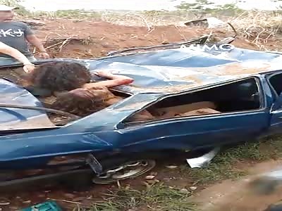 Strong accident leaves people trapped in vehicles