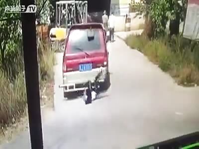 The woman is horribly hit by distracted with the cell phone