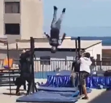 the man breaks his neck after appearing to be the king of the bars