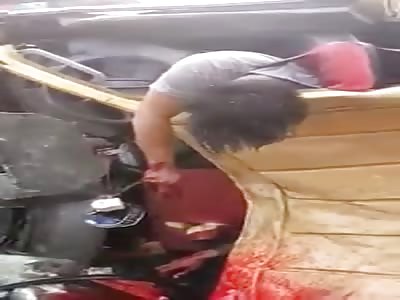 fatal accident! the man hangs from the truck WTF