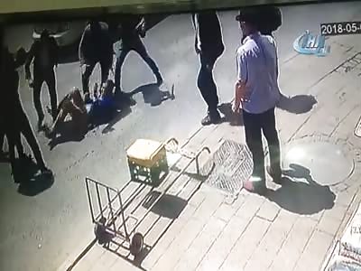 Cctv The man is stabbed and receives a beating in the street