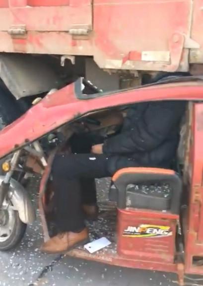 Man in a tricycle loses it's head in an accident