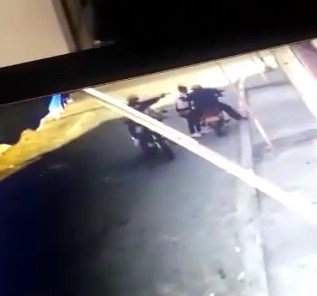 Sicario with Pistol Executes to Cold Blood a Couple in Motorcycle 