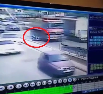 Man in motorcycle dies crushed by truck 