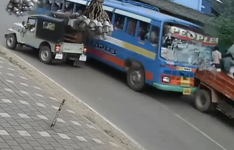 Bus impact a truck with workers on board 