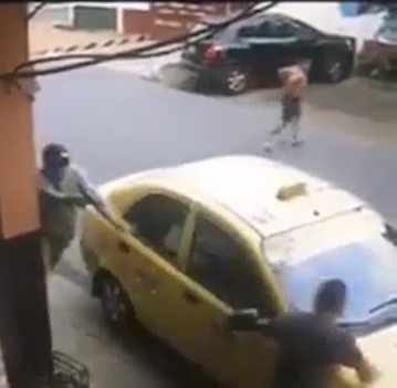 Man gets fatally shot while resisting a robber