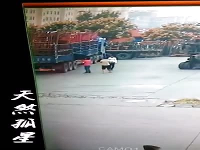 Worker dies crushed by several steel bars in the head 