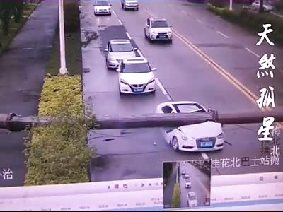 Iron pillars fall, hit the car