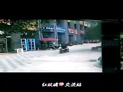 Lunatic hacks and kills a random man with machete