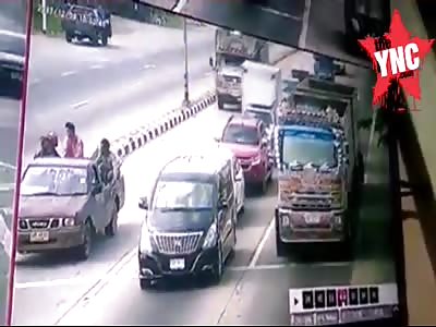 TRUCK SLAMS INTO BACK OF PICKUP KILLING (FULL VIDEO )