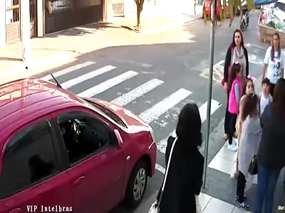 Female off duty cop shoots thief outside a school.