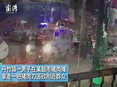 man armed with a knife to chase the nearby crowd