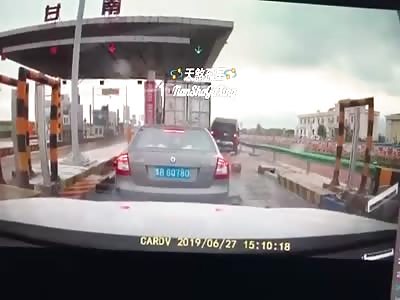 Live Accident Caught on CCTV Footage(27)