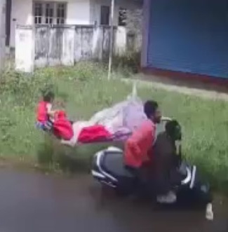 Mother and Her Small Daughter are Run Over in India