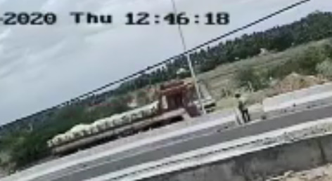 Man Commits Suicide by Jumping Under Truck in India