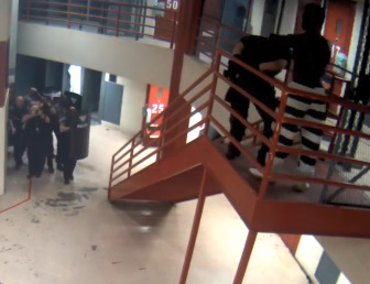 Oklahoma Police Shoot Inmate Who Took Detention Officer Hostage