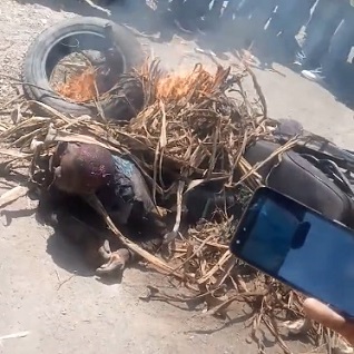 Suspected Phone Snatchers Burnt to Death In Nakuru Town.