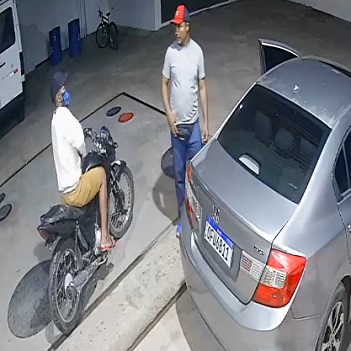 Off Duty Cop Shoots Robber At The Gas Station 