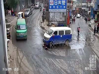 Good Samaritans lift minivan up to rescue trapped old woman