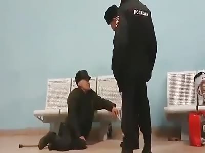 The Russian police rudely threw off the grandfather, who fell asleep